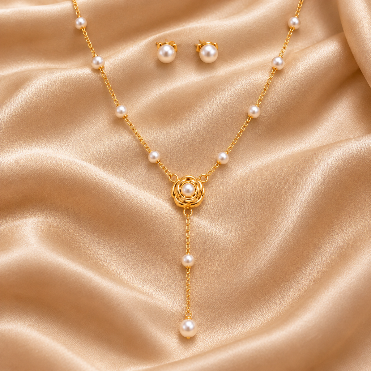 Pearl Y-Necklace – Gold Plated — close-up sobre satén