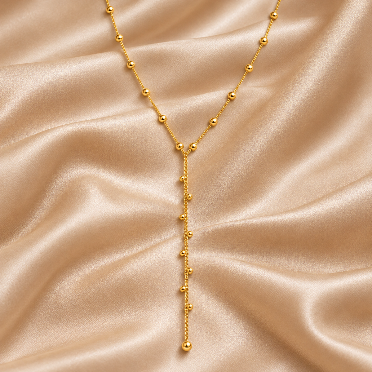 Beaded Lariat Necklace – Gold Plated — close-up sobre satén