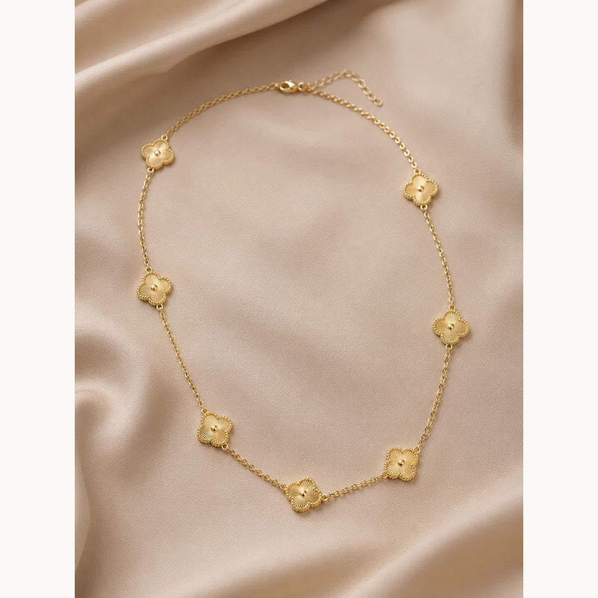 Radiant Clover Pendant Necklace – Gold Plated — original product photo 5