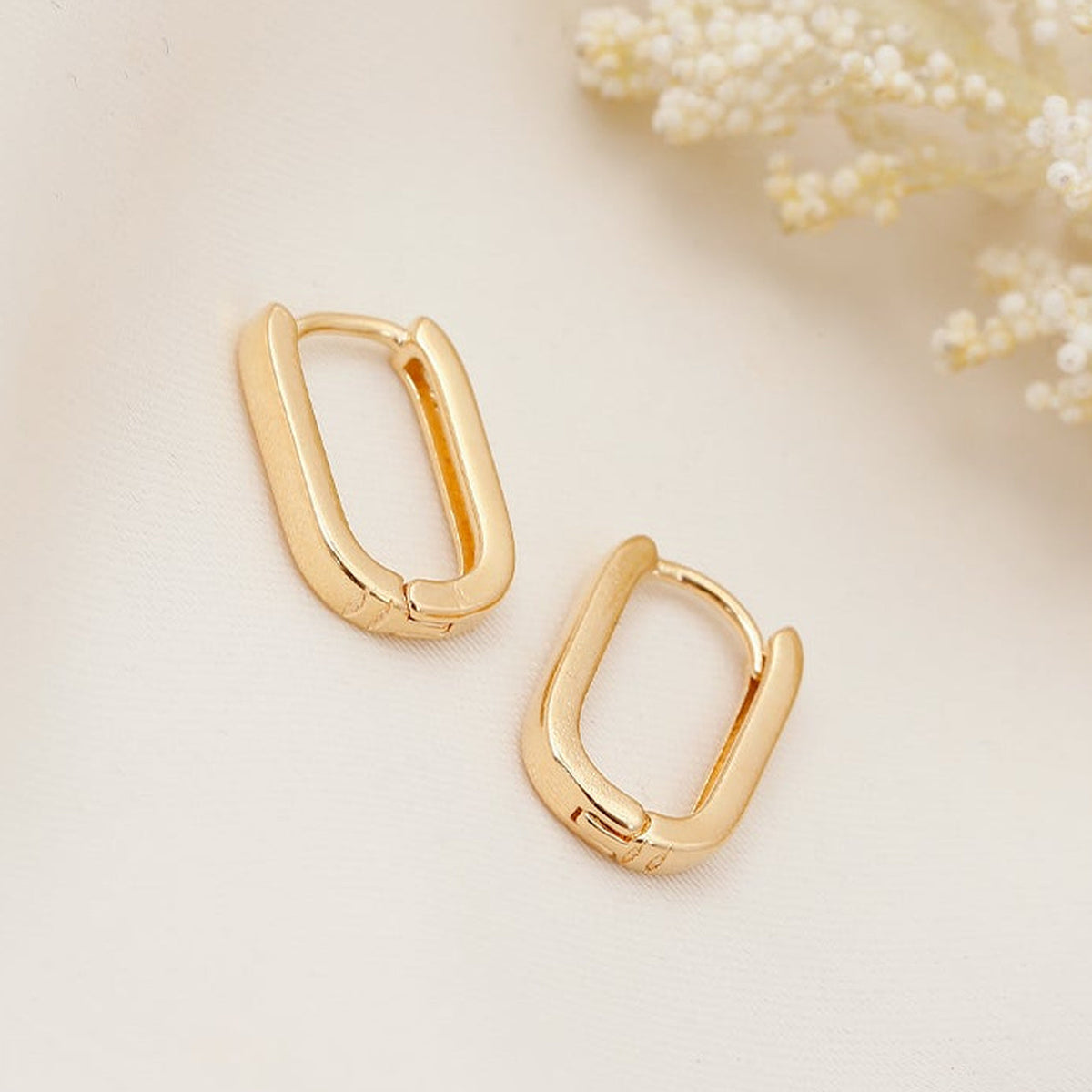 Sleek Oval Huggies
