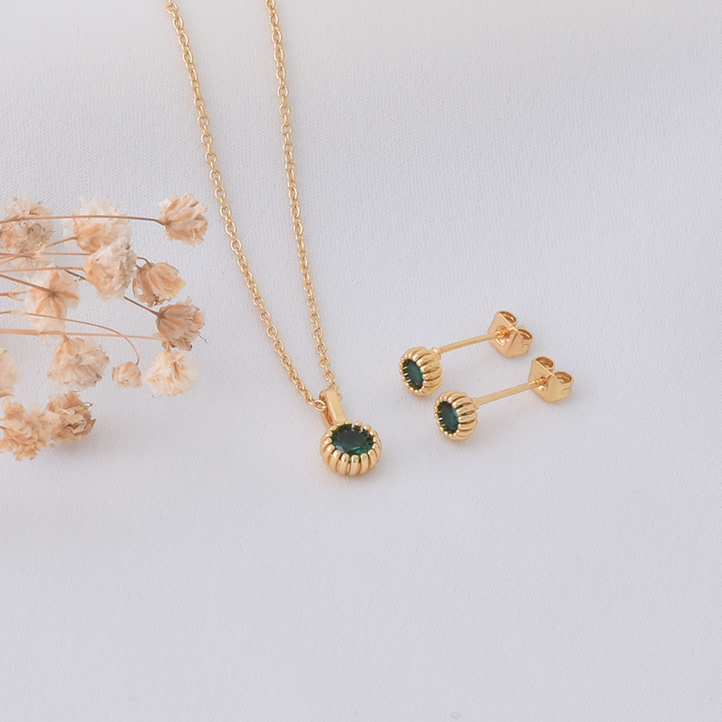 Red Stone Spark Jewelry Set – Gold Plated — close-up, square format